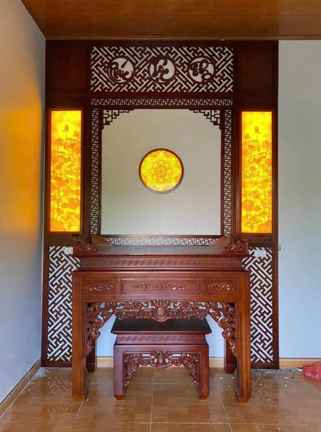 Vách ngăn phòng thờ tranh trúc chỉ.png